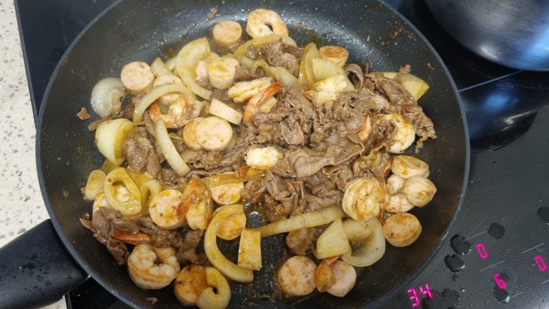 소스 넣은 다음에 볶기