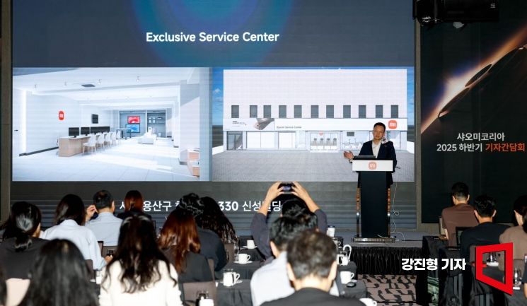 조니우 샤오미코리아 사장이 25일 서울 광진구 풀만 엠버서더 서울 이스트폴에서 열린 '샤오미코리아 2025 하반기 기자간담회'에 참석해 신규 매장 및 서비스센터를 소개하고 있다.