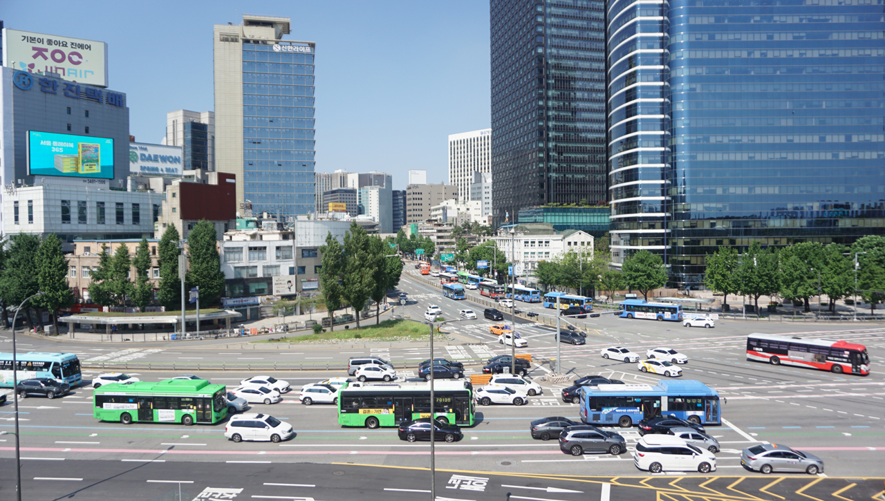 서울로 7017에서 아래 도로를 내려다면 보이는 풍경