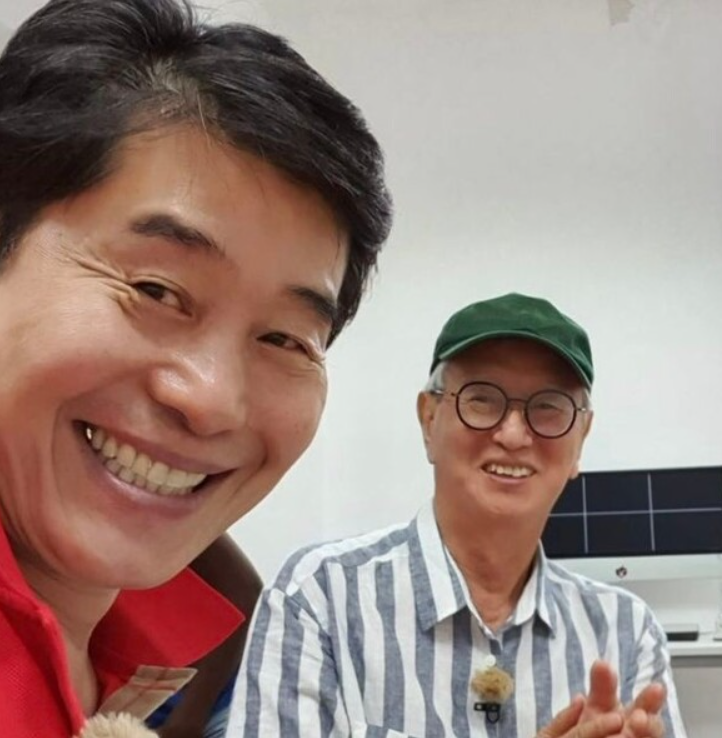 코미디의 거장 전유성 후배들과 함께 웃음을 나누는 전유성