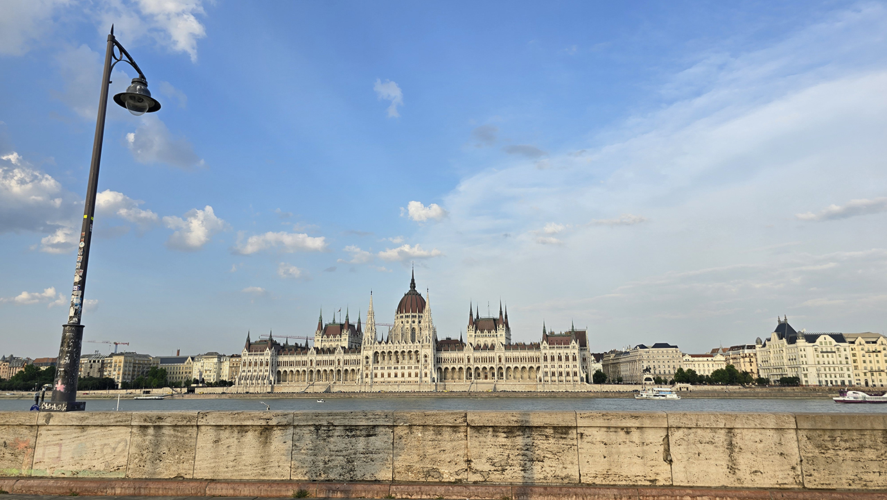 도나우강에서 보는 국회의사당