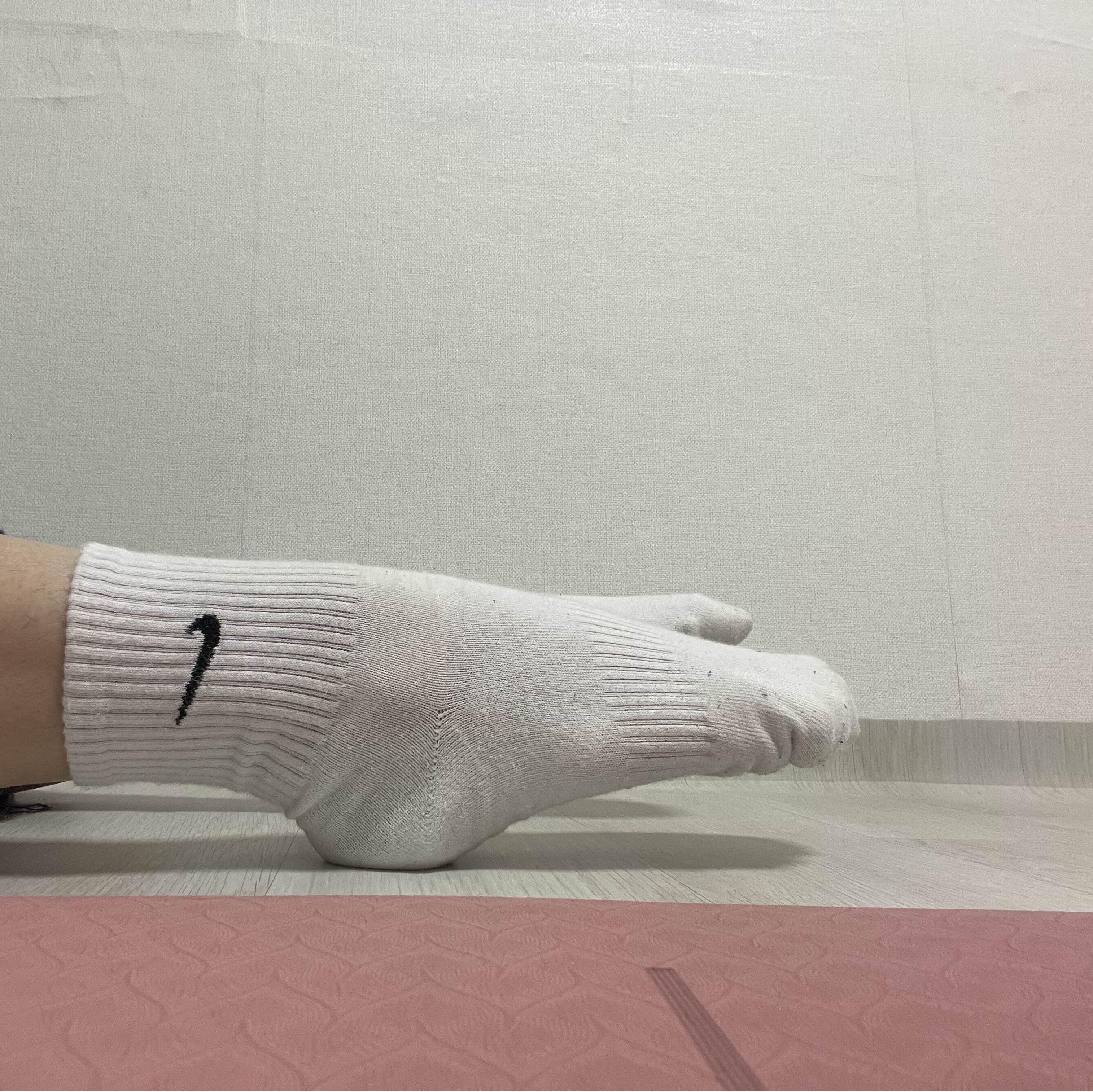 발목 구부린 사진