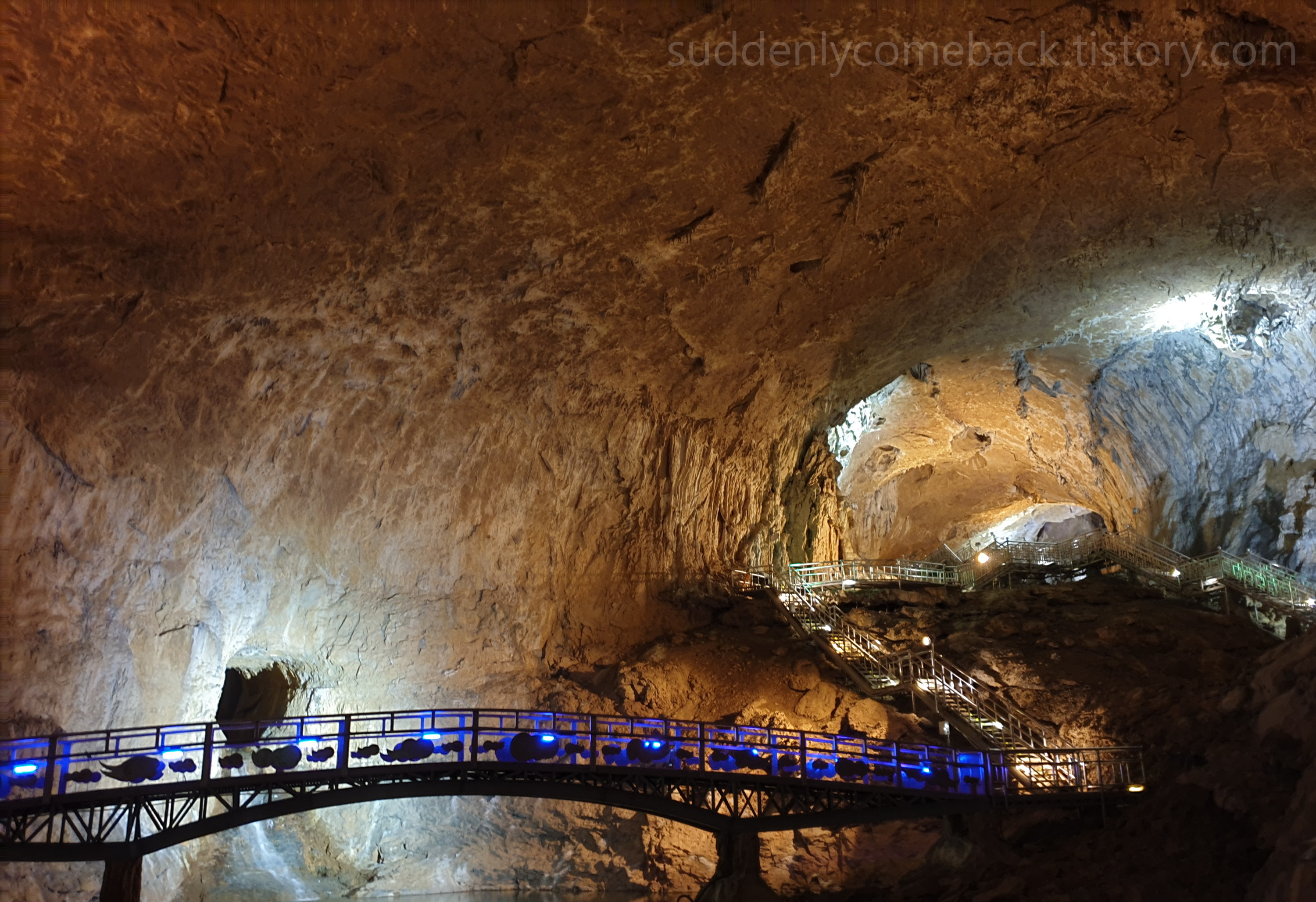 끝이없는-환선굴-계단-코스