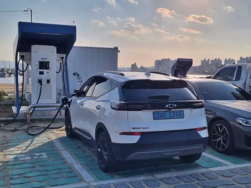 포항 두무치 공영주차장에서 급속 충전 중인 모습입니다.