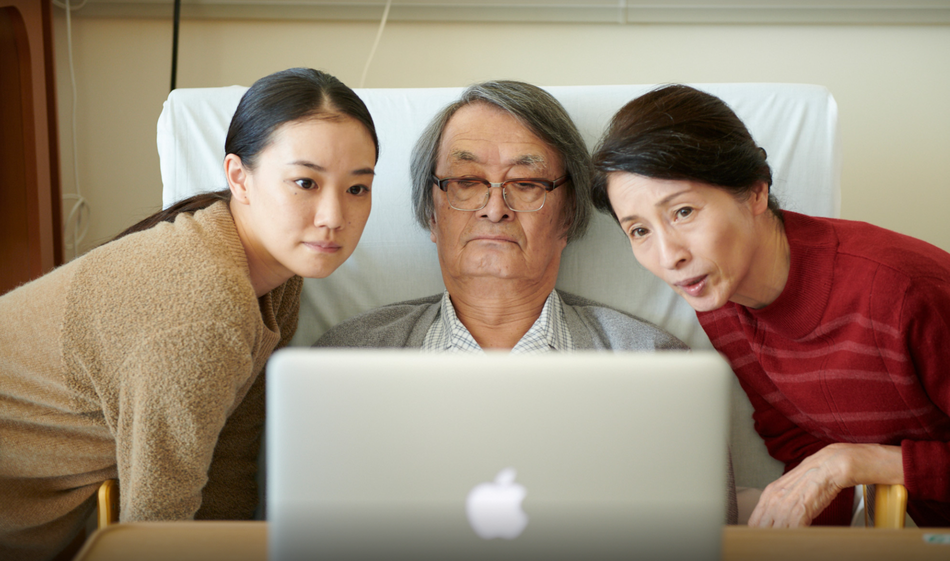 "조금씩, 천천히 안녕『A Long Goodbye(긴 이별)』"는 치매를 앓는 아버지와 그를 지켜보는 가족들의 7년을 담담하게 그려냅니다.