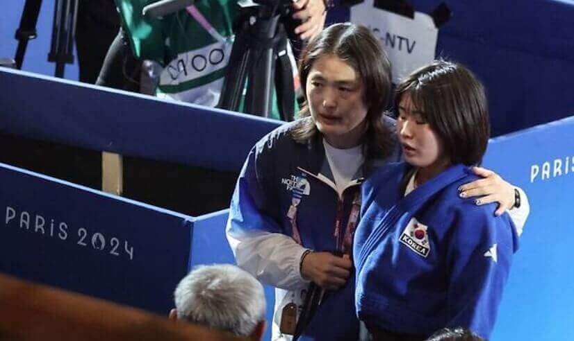 경기 입장 전 코치에게 지시받는 허미미