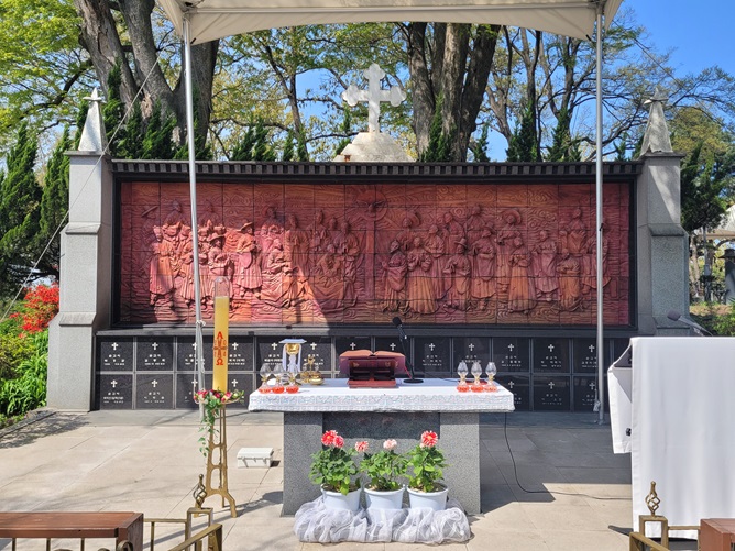 공세리성당 야외 순교자 현양 탑, 부조 작품