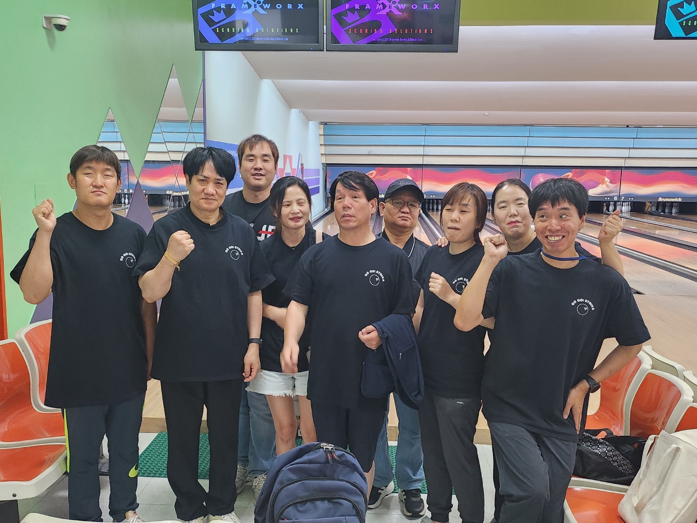 사진설명: 파이팅을 외치며 단체 사진 찍는 참여자들 모습