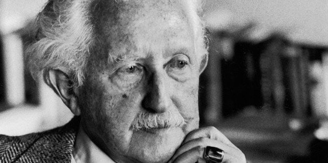 심리학자 에릭 에릭슨(Erik Erikson, 1902~1994)은 인간의 일생을 8단계로 나누고, 각 단계마다 반드시 넘어야 할 심리적 고비가 있다고 했다.