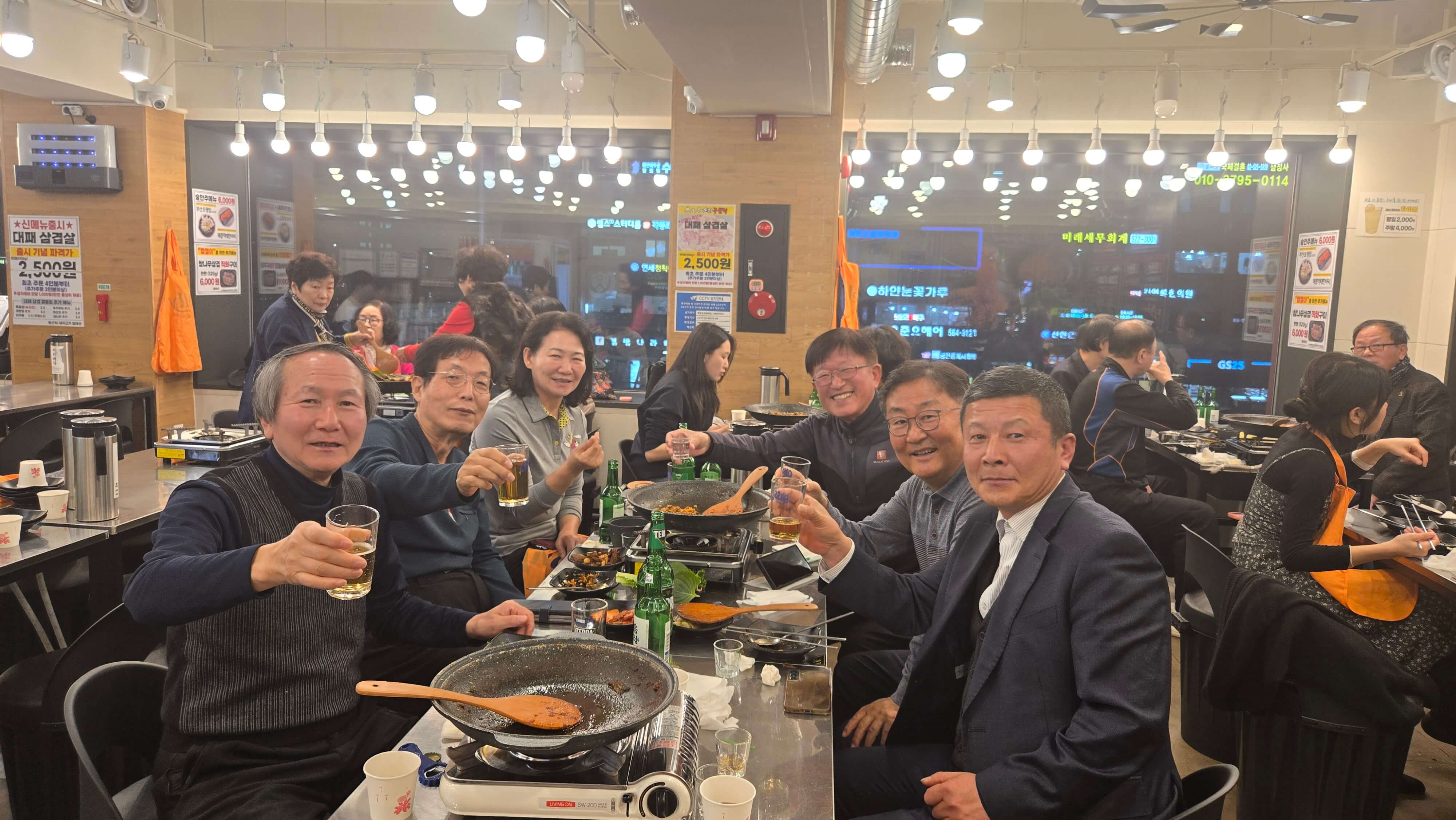 시끄럽지 않고 대화하기 좋은 정도의 활기 있는 분위기