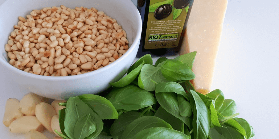 마늘과 채소 그리고 그릇에 담겨 있는 잣