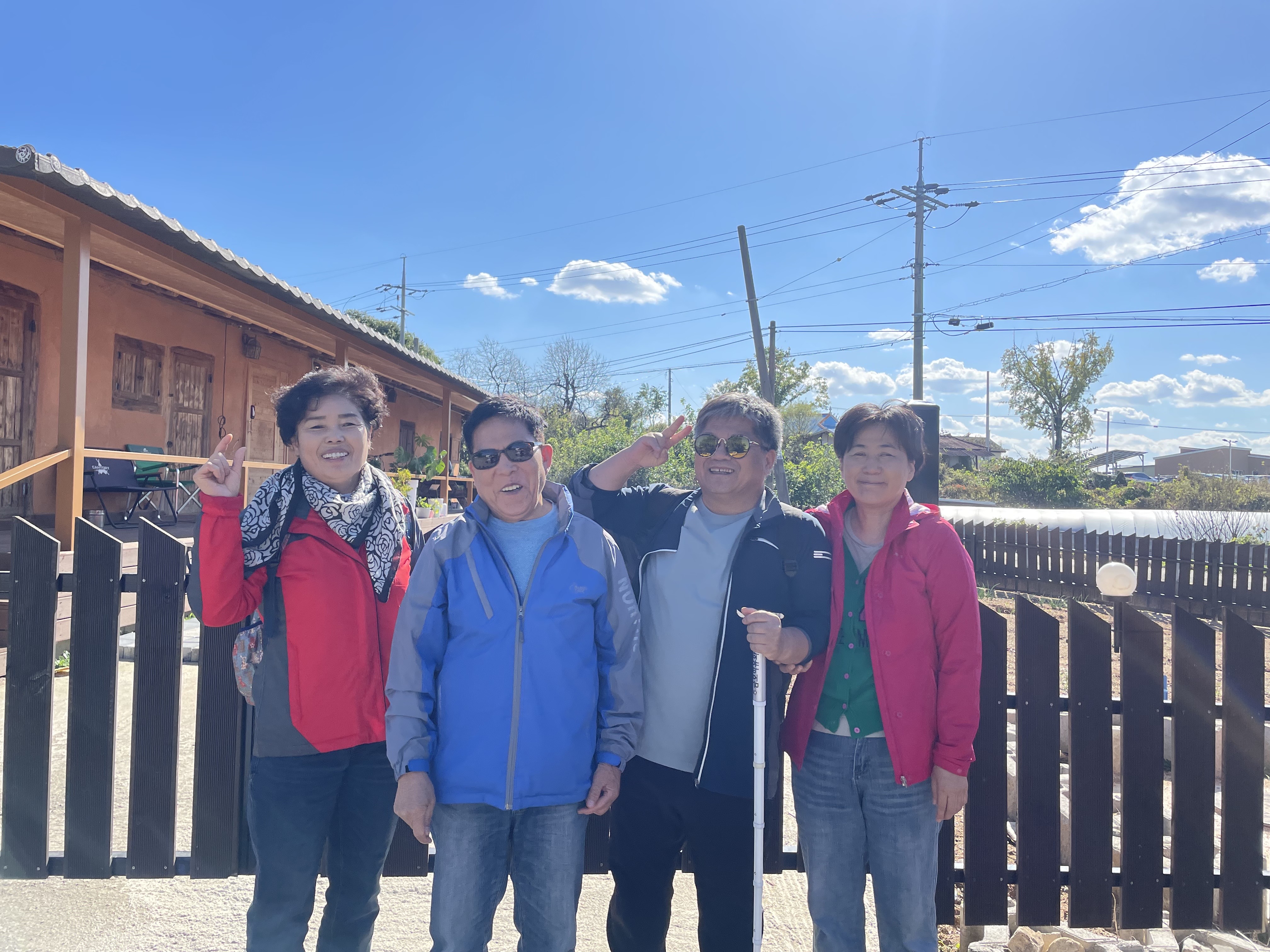 사진설명: 인처골 마을을 산책하는 회원들 모습