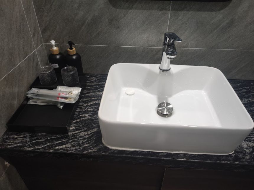 물때 없이 깨끗하게 관리된 젠 로터스 호텔 욕실 세면대와 어메니티