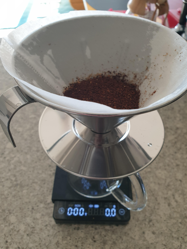 이케아 외베르스트 드리퍼가 서버위에 올려져 있다. 드리퍼에는 커피 파우더가 담겨 있다.