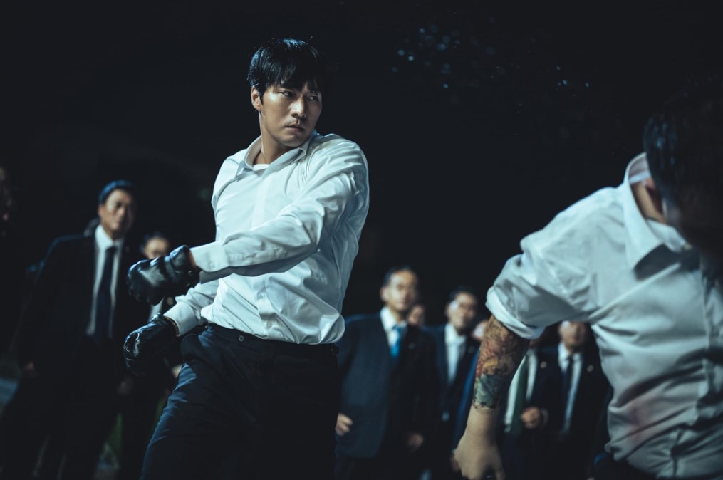 넷플릭스 드라마 광장에서 남기준 역을 맡은 소지섭의 액션 장면 스틸 컷