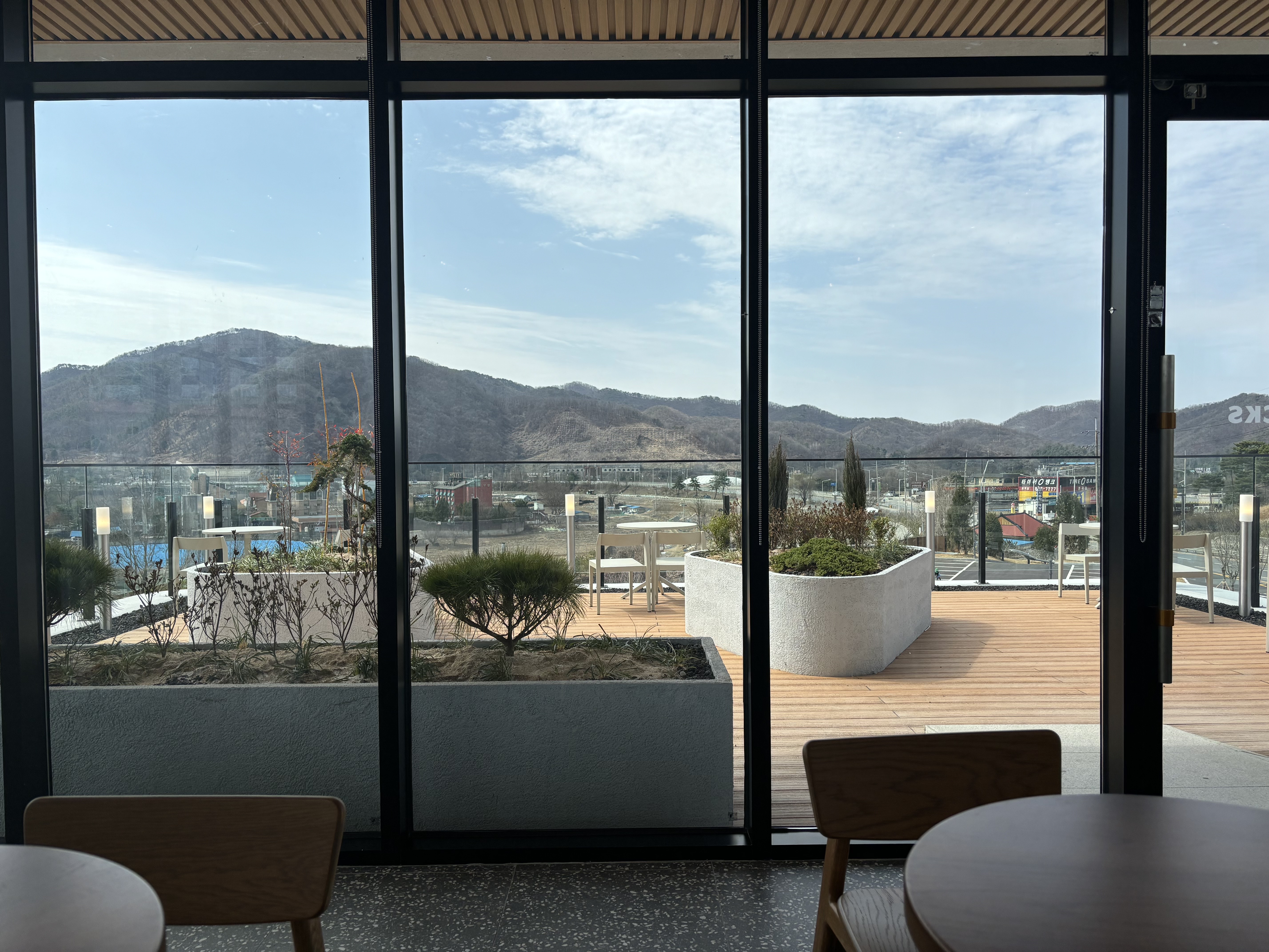 스타벅스 연천전곡DT점 2층 매장