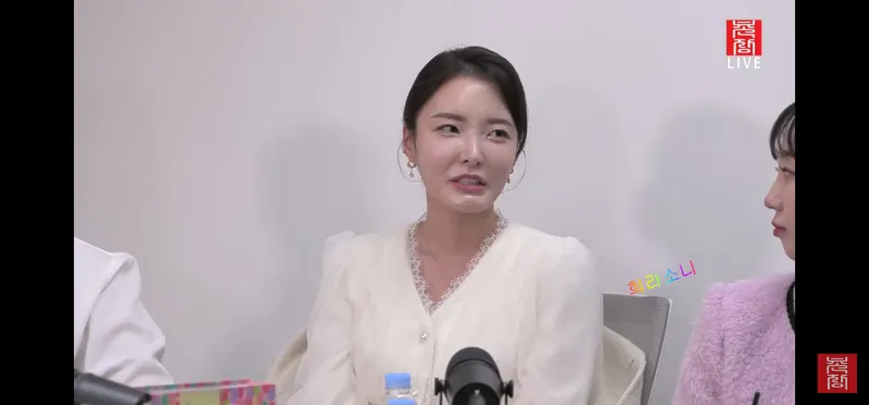 나는 솔로 17기 영숙 라방 장면.