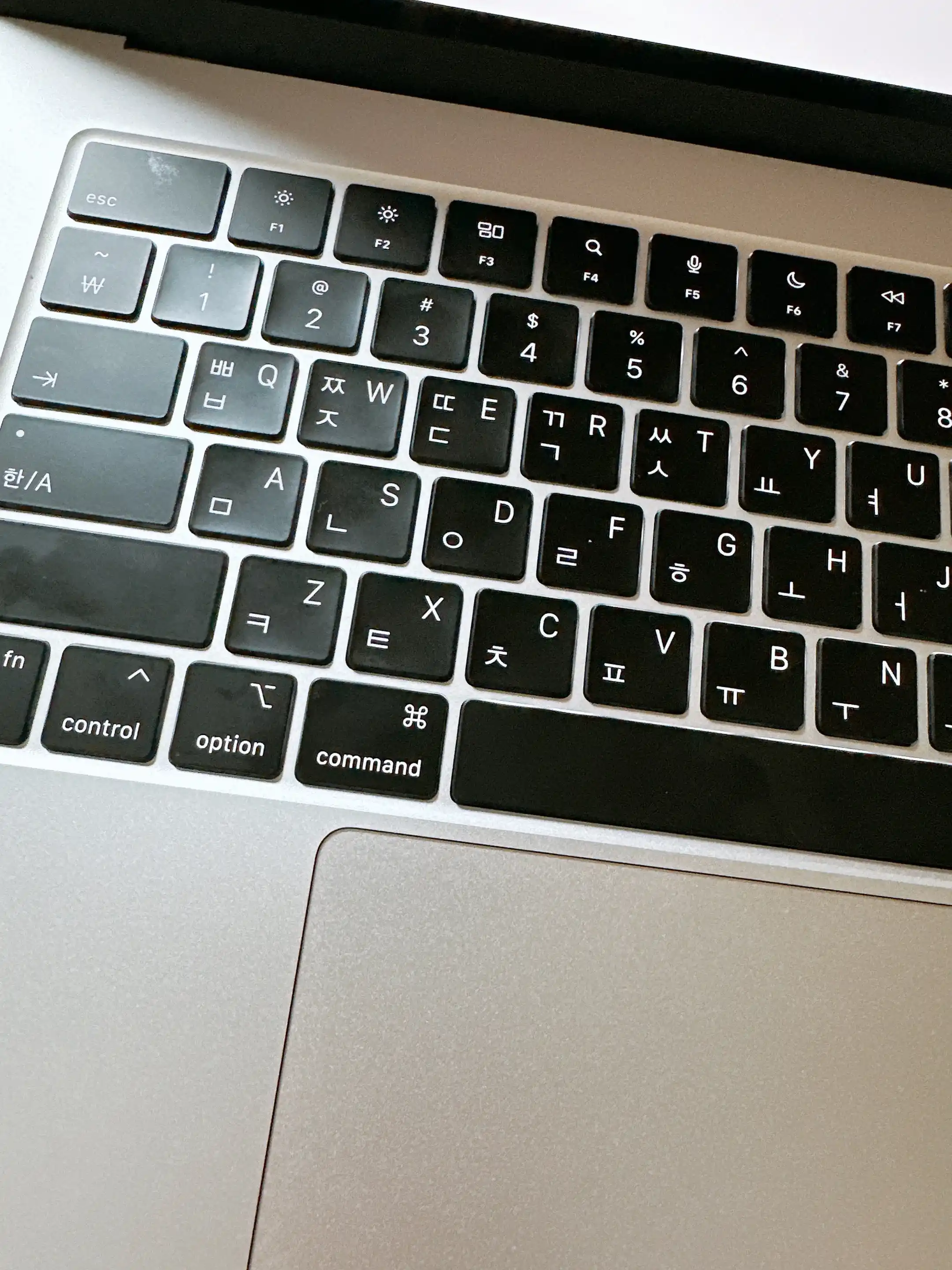 맥북에어 키보드 왼쪽 화면