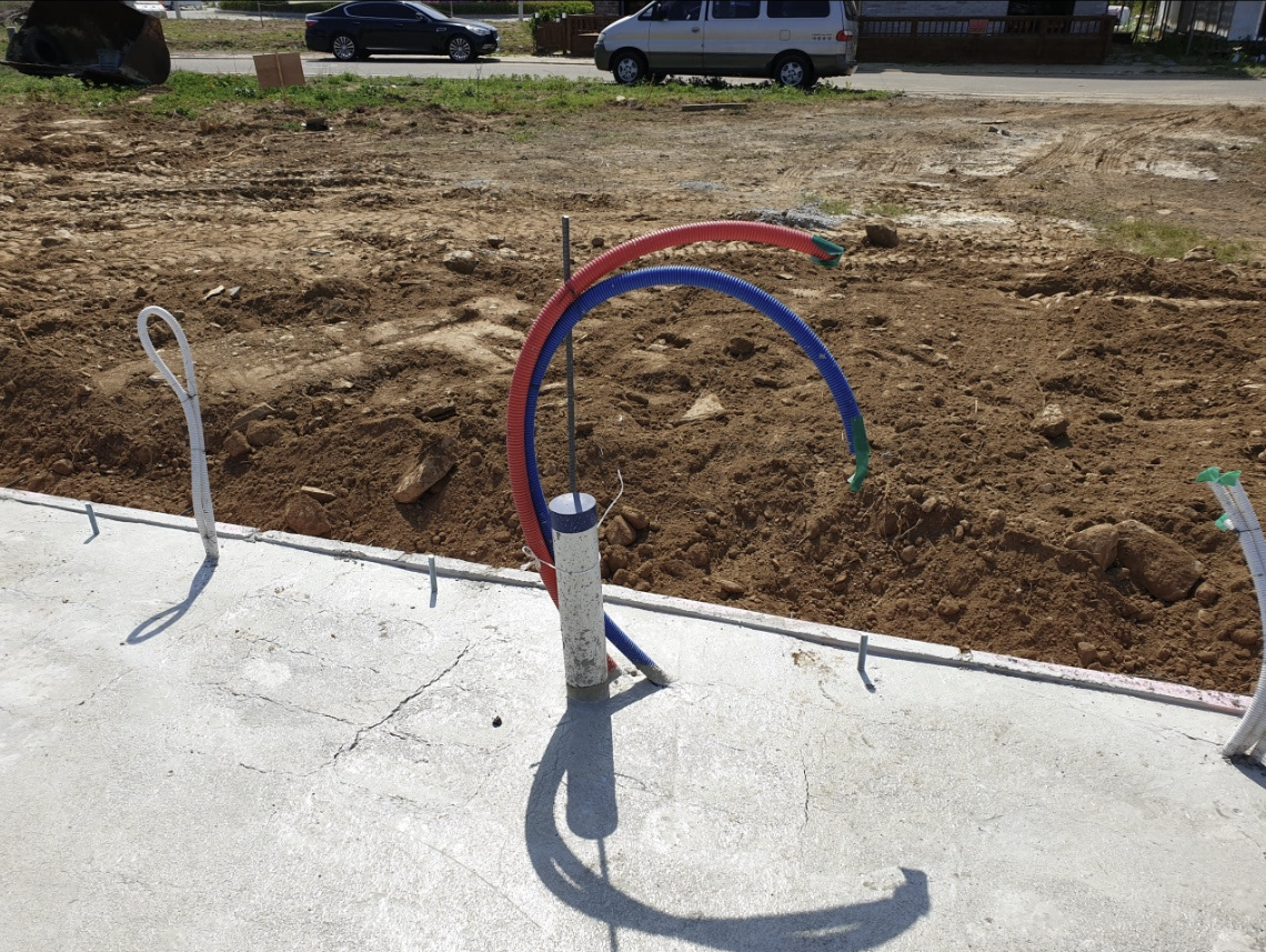 터파기 후 골조를 세울 때 급수와 오수 배관 작업을 한 현장의 모습