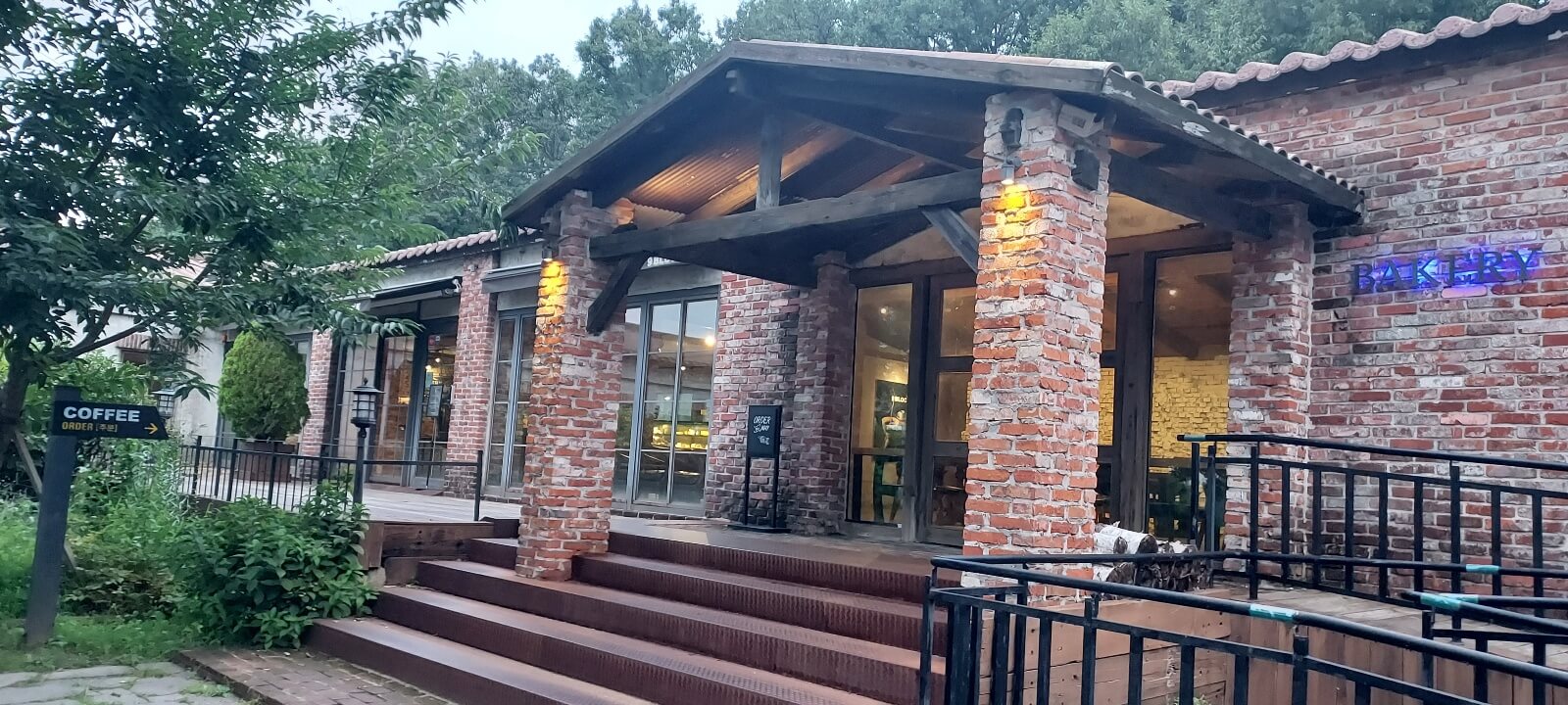 카페로 입구 건물이 붉은 벽돌의 엔틱함이 향수를 불러 일으키네요