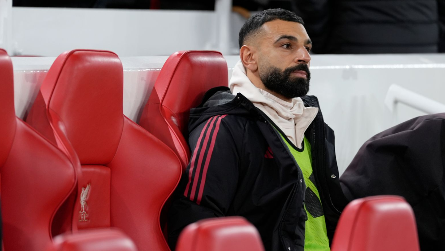 리즈전 벤치에서 대기하는 살라. 이날 살라는 단 1분도 뛰지 못했다.