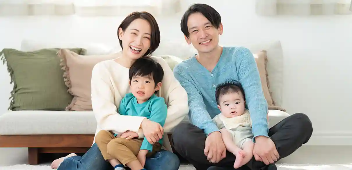 엄마-아빠-아이2명-다자녀가정-거실