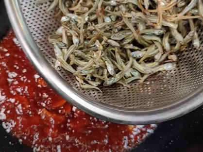 멸치 대량 투하