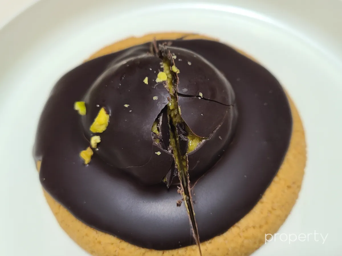 흰색쟁반-우주선-모양-쿠키-가운데-통통한-두바이초콜릿이올려진