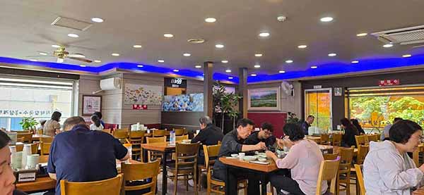 오동도 칼국수 내부 전경