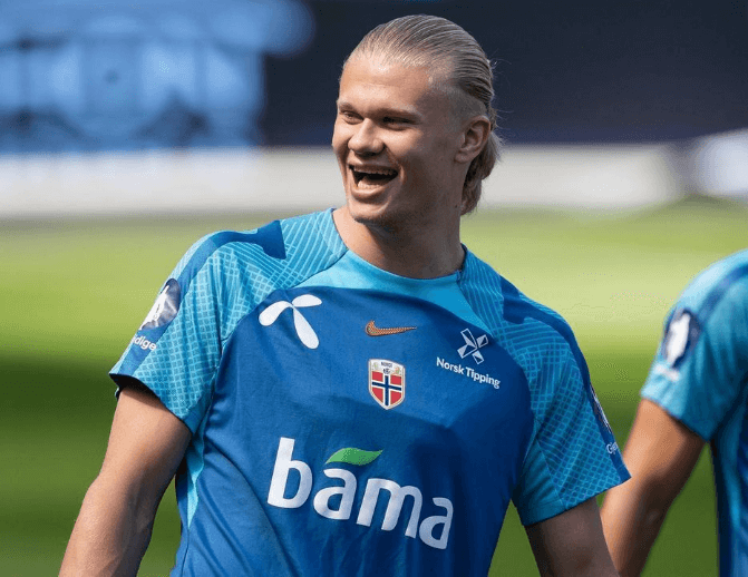 경기장에 있는 엘링 홀란