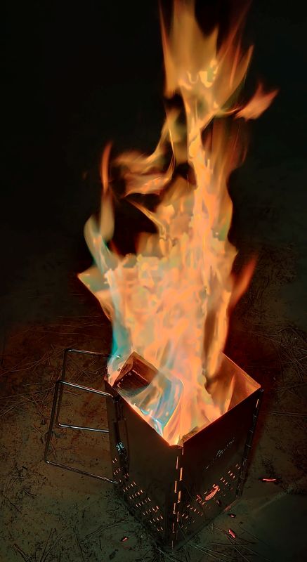 레인보우 마법가루를 뿌려 초록 불빛을 내는 장작