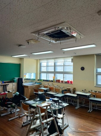 교실-천장에-시스템-에어콘을-달려고-아래-사다리를-놓고-준비하는-모습