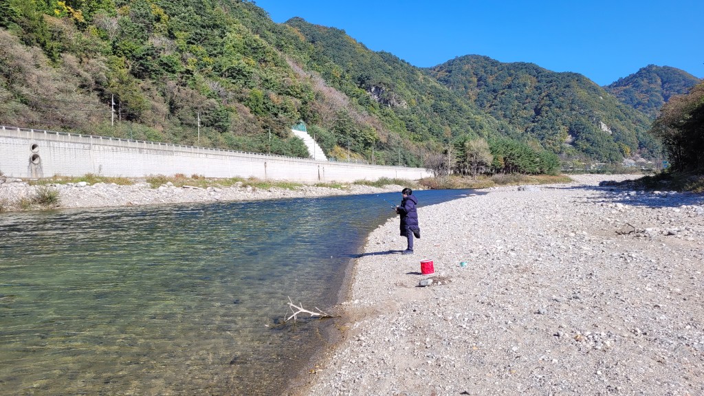 인제 구만동 계곡 낚시 풍경 맑은 계곡에서 민물낚시를 즐기는 모습