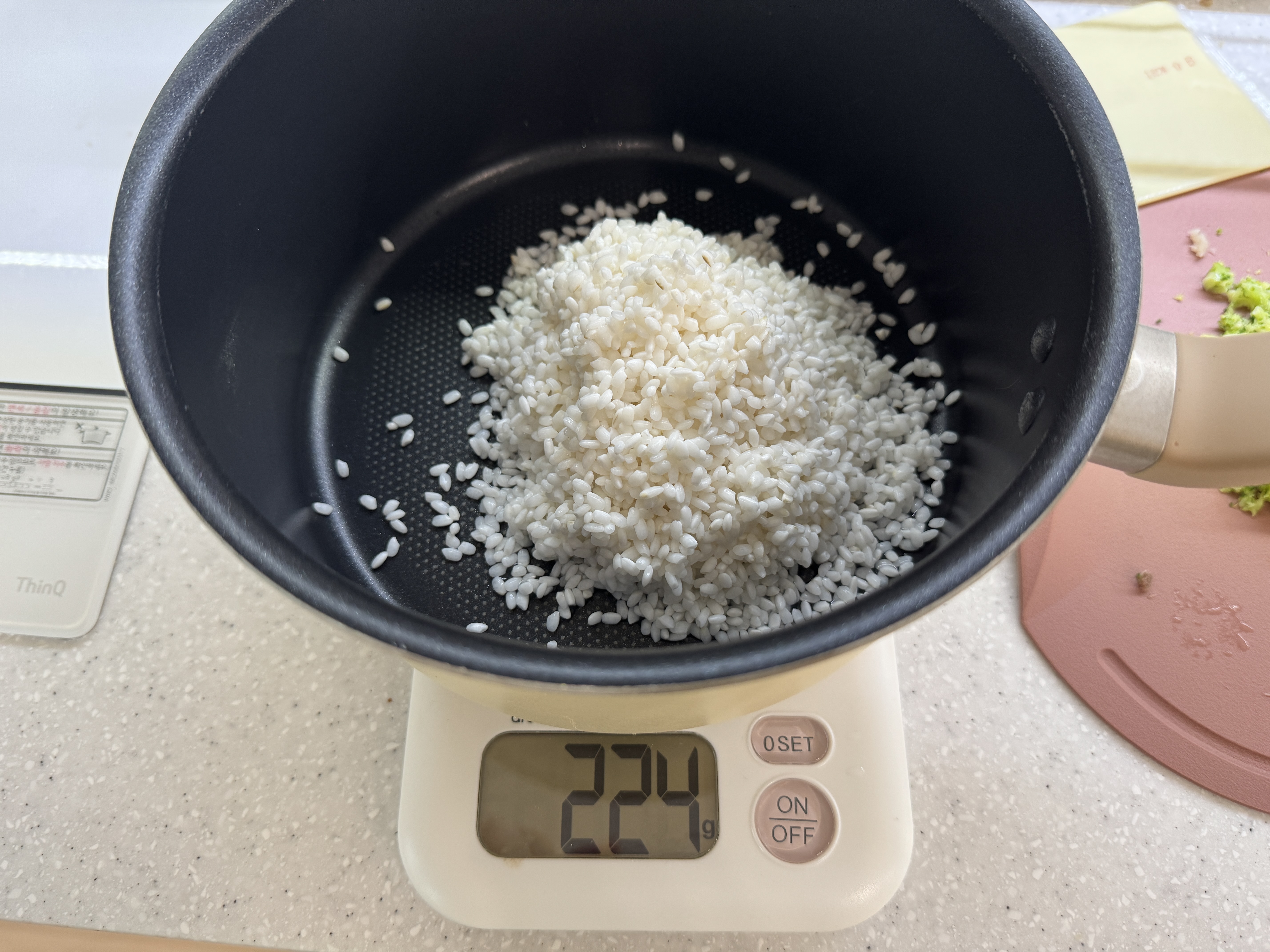 쌀 150g을 불린 후 사진