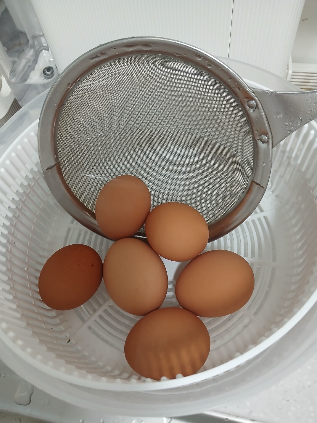 야채 탈수기 채반을 이용해 한꺼번에 계란을 건져 올려요
