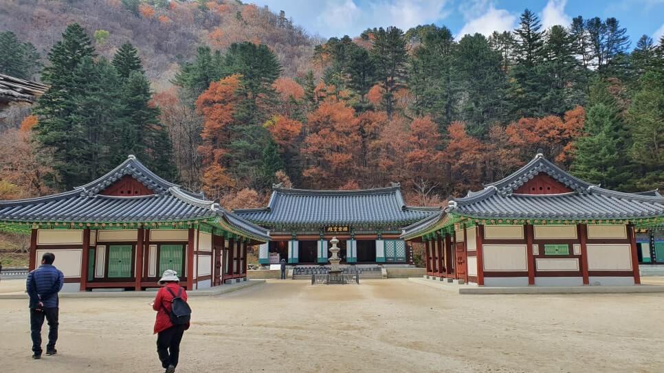 인제 백담사 : 골이 깊고 흐르는 물의 연원이 먼 내설악에 자리한 절