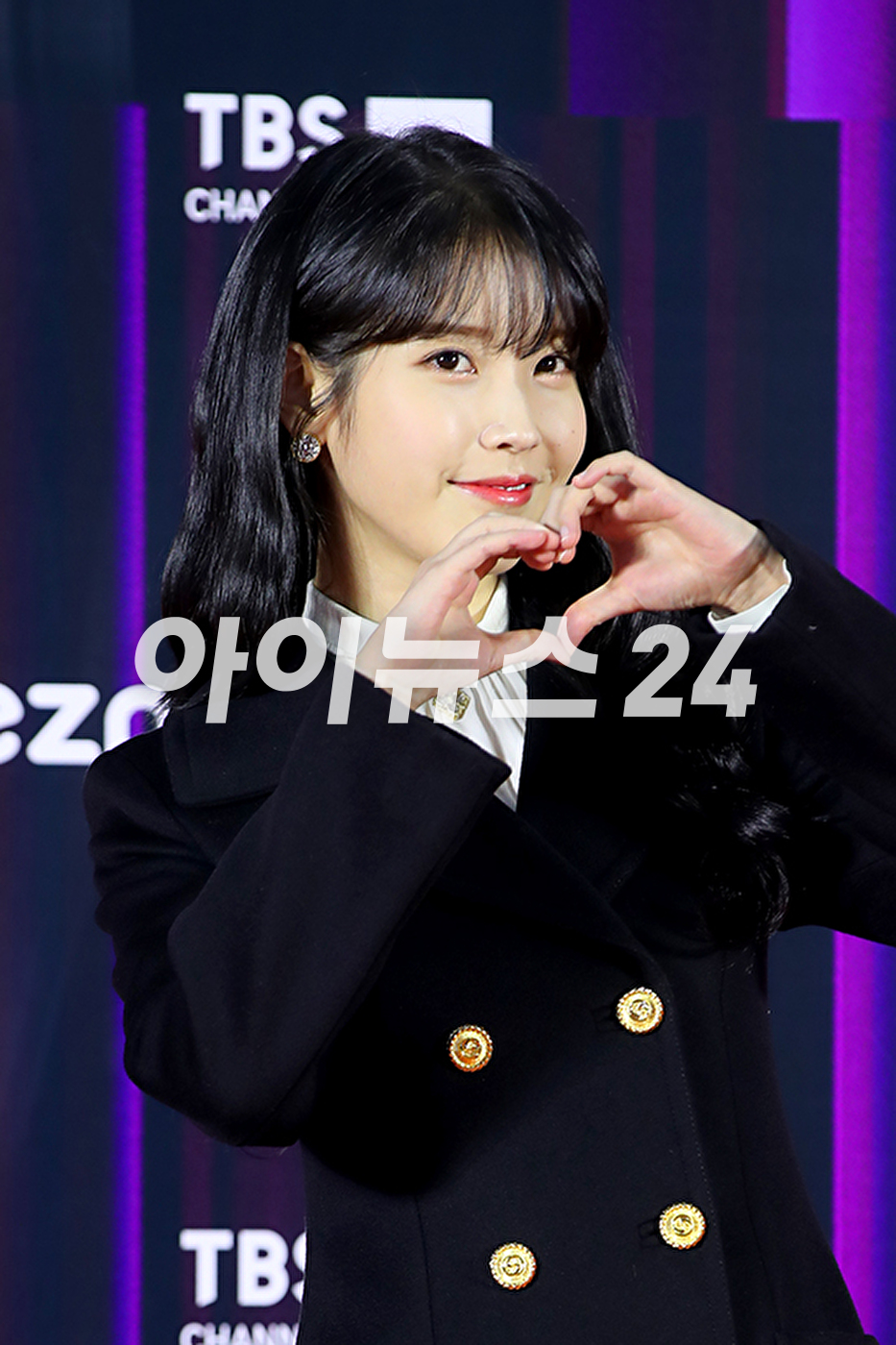 가수 아이유가 8일 오후 서울 고척 스카이돔에서 진행된 '36회 골든디스크 어워즈' 레드카펫 행사에 MC로 참석해 포즈를 취하고 있다. [사진=골든디스크 어워즈 사무국]