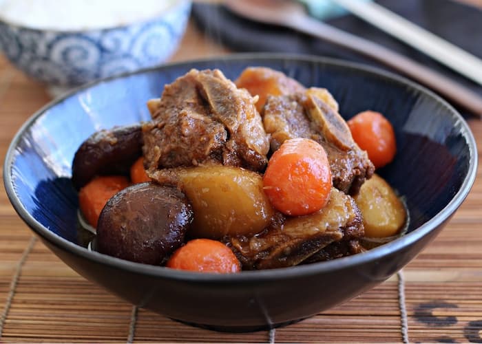 돼지갈비찜 완성 사진, 감자와 당근, 표고 버섯이 곁들여진 한 그릇 요리