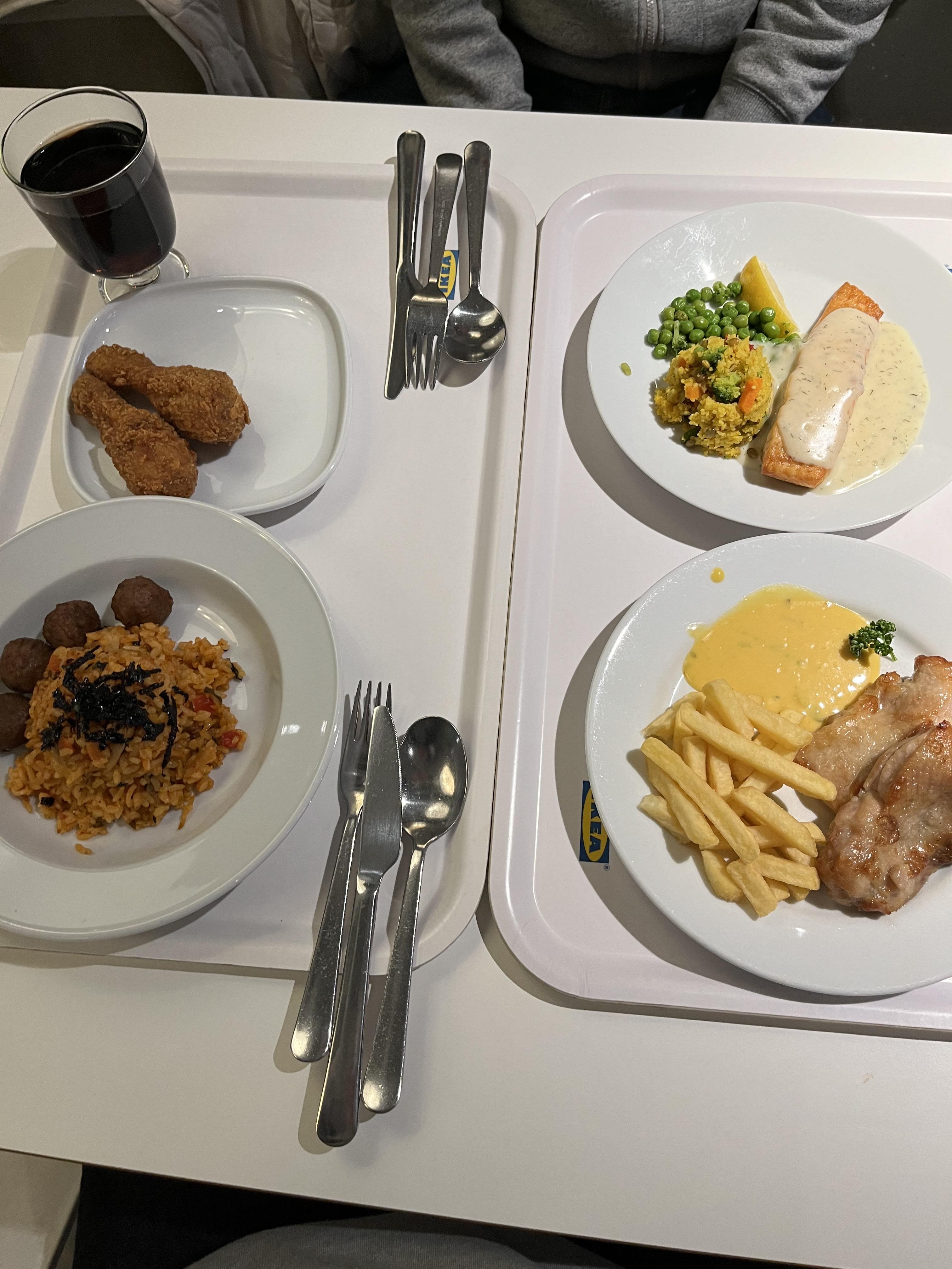 이케아 메뉴 오른쪽 상단부터 닭다리&#44; 연어구이&#44; 소금 닭구이&#44; 플랜트 미트볼