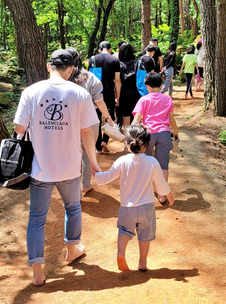 동일초, 가족과 함께하는 &lsquo;마음챙김&rsquo; 맨발 숲 체험