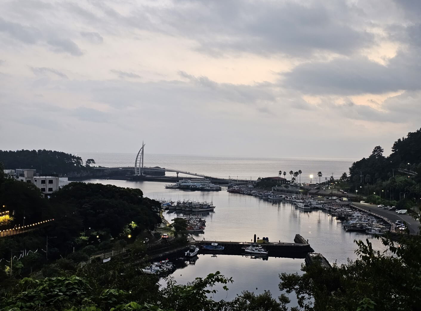 멀리 보이는 새연교
