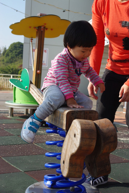 나무말에 앉아 있는 아이