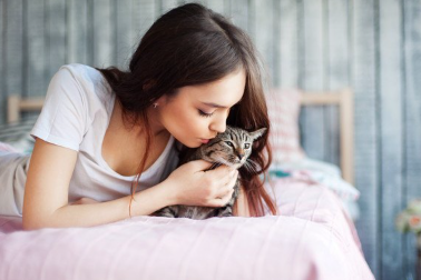 여자와 고양이.