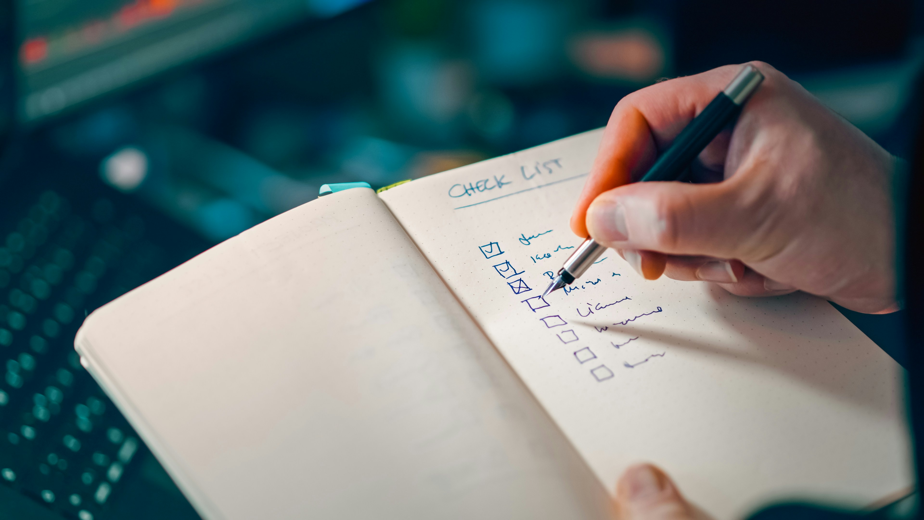 체크리스트를 확인하는 청년 관련 사진