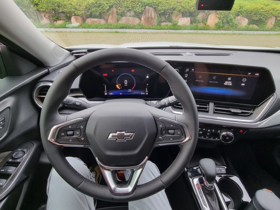 트랙스 크로스오버 운전석에서 바라본 시점입니다.