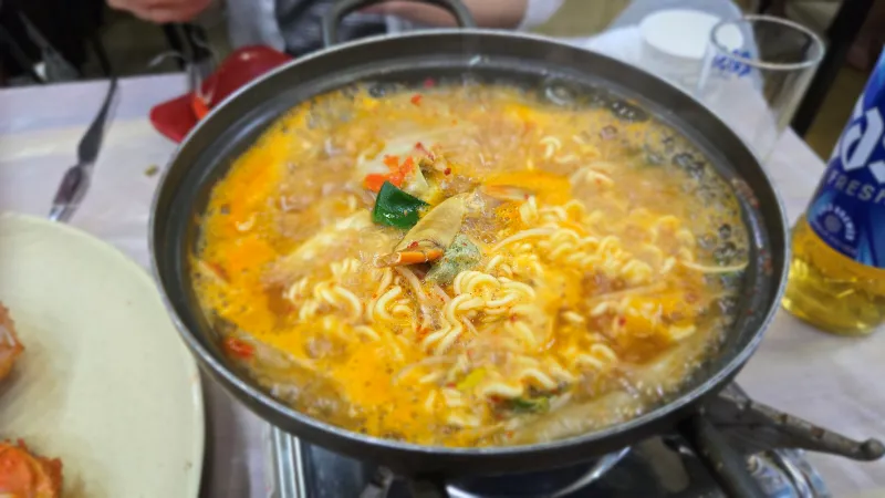 서비스로 나오는 대게 라면이 끓고 있는 모습