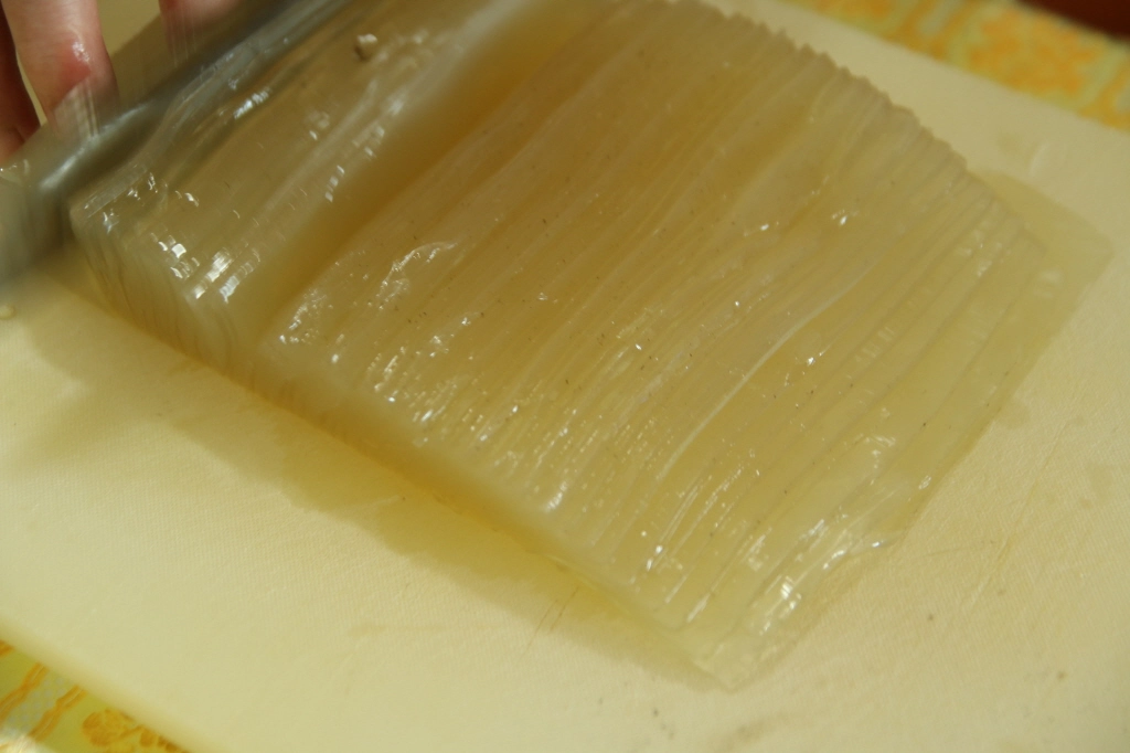 우뭇가사리 묵 손질 모습