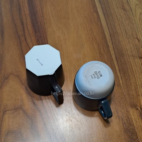 컵이 놓여 있어요.