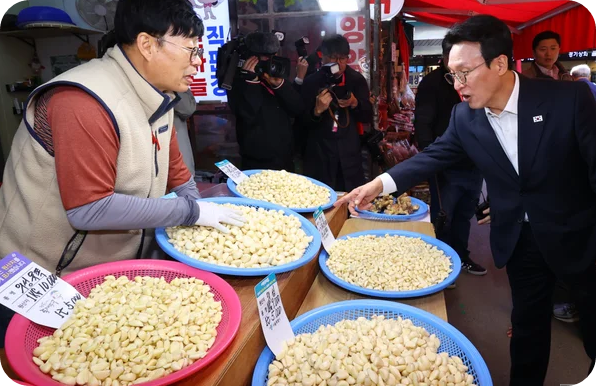 김민석 국무총리가 3일 오전 서울 동대문구 경동시장을 찾아 상인과 이야기하고 있다. [사진=뉴스1]