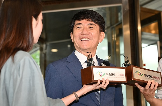 이균용 대법원장 후보자가 오늘(29일) 오전 서울 서초구에 마련된 인사청문회 준비 사무실로 출근하며 취재진 질의에 답변하고 있다.(출처: 뉴스1)